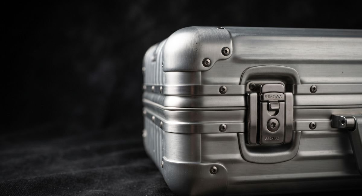 Close-up of the Zero Halliburton aluminum shell with signature double-rib construction